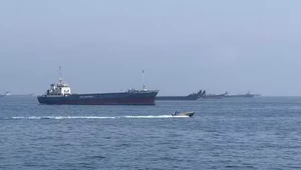 Các tàu thương mại neo đậu tại Eo biển Hormuz, gần thị trấn Khasab, ở miền bắc Oman. (Ảnh: Tân Hoa xã)