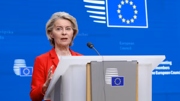 Chủ tịch Ủy ban châu Âu Ursula von der Leyen phát biểu tại cuộc họp báo ở Brussels, Bỉ. (Ảnh: THX/TTXVN)