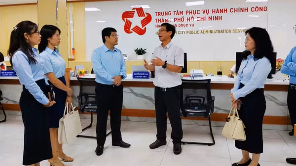 Đoàn công tác Trung tâm Phục vụ hành chính công Thành phố Hà Nội trao đổi kinh nghiệm tại Trung tâm Phục vụ hành chính công Thành phố Hồ Chí Minh. (Ảnh: Trung tâm Phục vụ hành chính công thành phố Hà Nội)