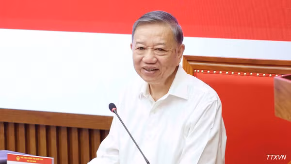 Tổng Bí thư, Chủ tịch nước Tô Lâm trao đổi và truyền đạt Chuyên đề. (Ảnh: TTXVN)