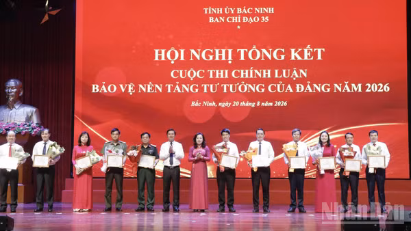 Ban tổ chức khen thưởng 11 tập thể có thành tích xuất sắc trong tổ chức triển khai và tham gia cuộc thi. (Ảnh A.T)