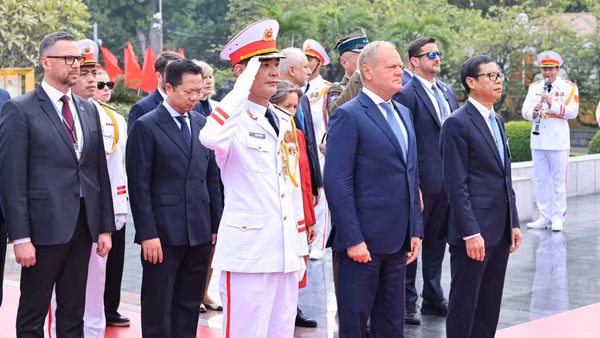Thủ tướng Cộng hòa Ba Lan Donald Tusk tưởng niệm các Anh hùng liệt sĩ. (Ảnh: TTXVN)