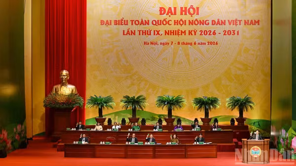Đoàn Chủ tịch điều hành Đại hội đại biểu toàn quốc Hội Nông dân Việt Nam lần thứ IX.