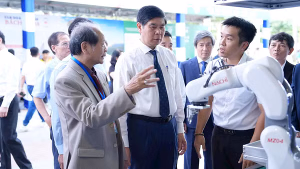 Các nhà khoa học tại Triển lãm quốc tế về Điều khiển và Tự động hóa lần thứ 8. (Ảnh: HỘI TỰ ĐỘNG HÓA)