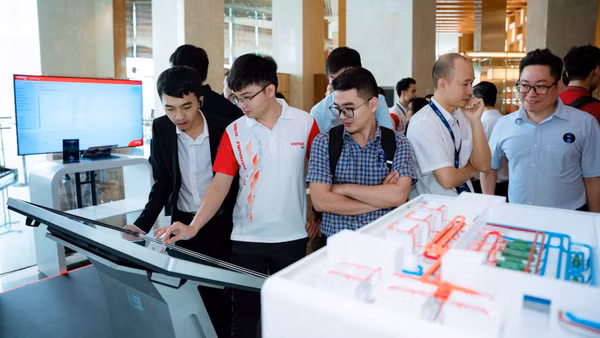 Doanh nghiệp tìm hiểu giải pháp hạ tầng trung tâm dữ liệu tại DCCI Summit 2026 (Ảnh Viettel IDC)