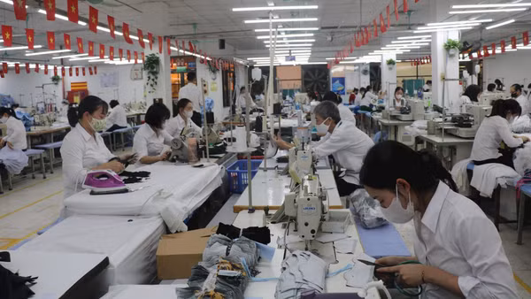 Sản xuất hàng may mặc xuất khẩu tại Tổng công ty May 10.