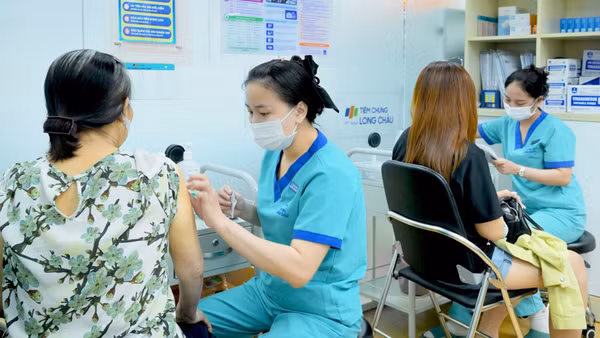 Các chuyên gia dịch tễ khuyến cáo tăng cường tiêm vaccine phòng bệnh phù hợp cho tất cả các nhóm đối tượng để bảo vệ sức khỏe cộng đồng. (Ảnh: MAI ANH)