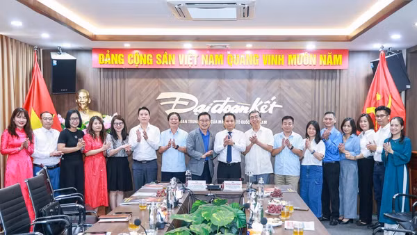 Lãnh đạo Báo Đại đoàn kết cùng các đại biểu chụp ảnh lưu niệm. (Ảnh: Quang Vinh)