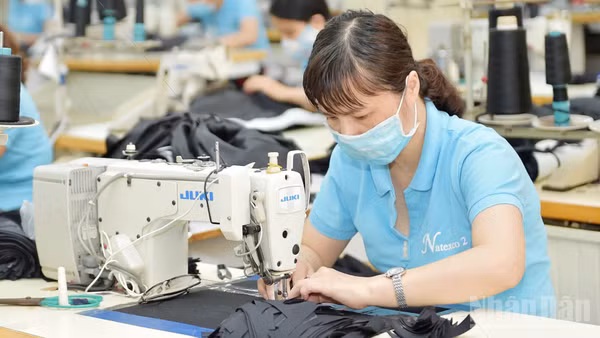 Sản xuất hàng dệt may tại Tổng công ty cổ phần Dệt may Nam Định. (Ảnh: HOÀNG ANH)