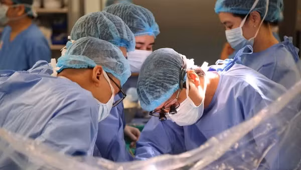 Bác sĩ thực hiện ca ghép tạng. (Ảnh minh họa: BVCC)