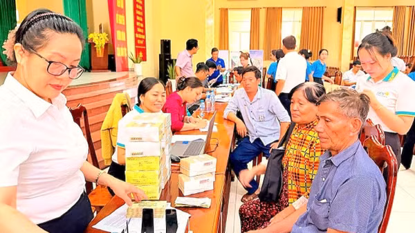 Người dân xã Long Can, tỉnh Tây Ninh làm thủ tục nhận tiền giải phóng mặt bằng đường vành đai 4-Thành phố Hồ Chí Minh.