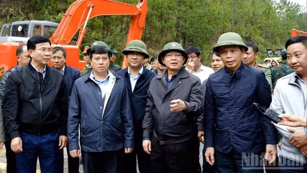 Phó Thủ tướng Hồ Quốc Dũng và lãnh đạo tỉnh Lâm Đồng kiểm tra hiện trường sạt lở và chỉ đạo công tác khắc phục tại đèo Mimosa sáng 21/11.