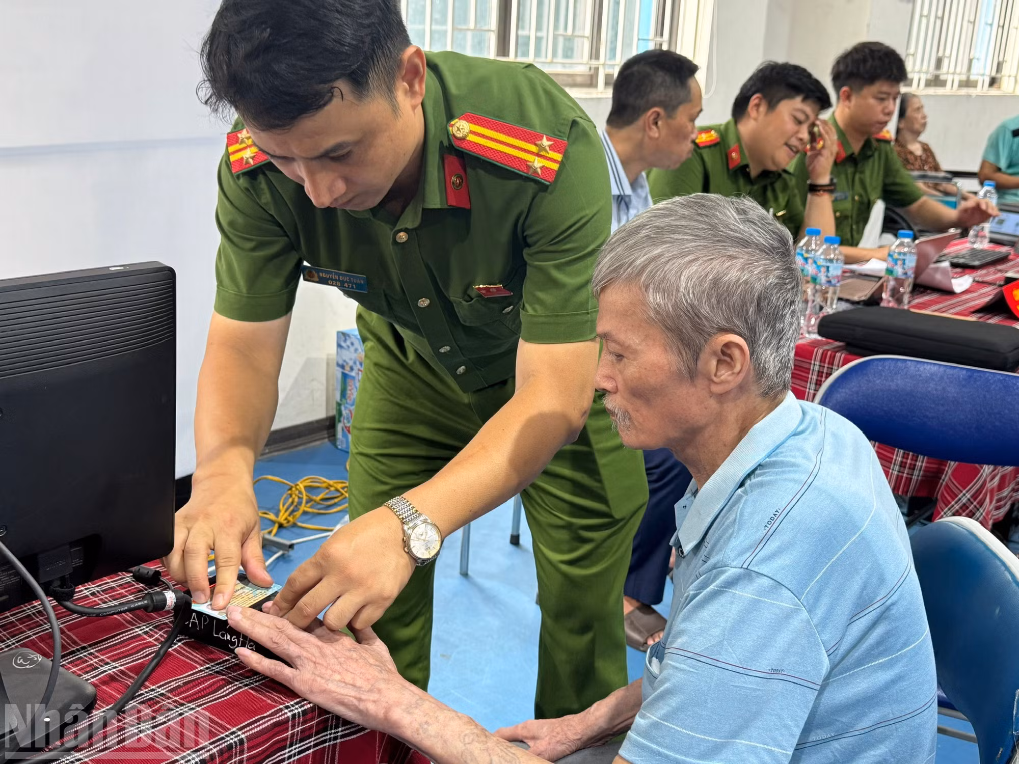 Công an phường Láng hỗ trợ người dân lấy thông tin.