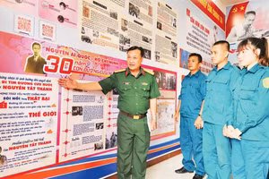 Cán bộ, chiến sĩ Ban Chỉ huy quân sự xã Vĩnh Bình tìm hiểu tư liệu về Bác Hồ tại “Không gian văn hóa Hồ Chí Minh”.