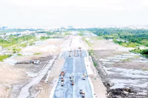 Công trường dự án Nâng cấp, mở rộng Cảng hàng không Cà Mau nhìn từ trên cao; đường cất hạ cánh mới dài 2.400m đang dần hoàn thiện