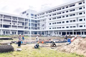 Nhà thầu tập trung thi công Bệnh viện Ung bướu Cần Thơ.