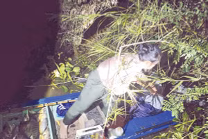 Đối tượng Cao Thị Xương, ngụ phường Mỹ Phước Tây (tỉnh Đồng Tháp) dùng xung điện đánh bắt thủy sản trái phép.