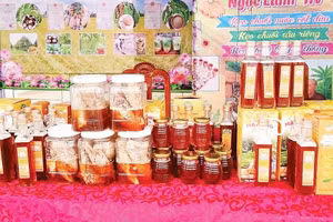 Sản phẩm ong rừng U Minh Thượng được trưng bày tại các hội chợ thương mại.