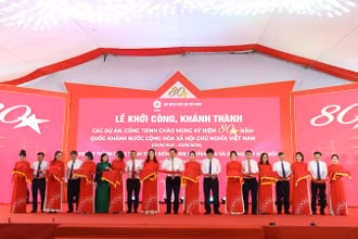 Các đại biểu thực hiện nghi thức khánh thành công trình Trạm biến áp 500kV Vĩnh Yên và đường dây đấu nối. (Ảnh: LÊ CHI)
