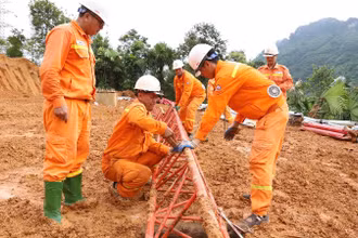 Các lực lượng, đơn vị đang tập trung hỗ trợ để sớm đưa Đường dây 500kV Lào Cai-Vĩnh Yên về đích. (Ảnh: EVN)