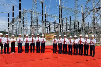 Lãnh đạo Đảng ủy EVN, EVNNPT cùng các đơn vị liên quan thực hiện nghi thức gắn biển công trình. (Ảnh: LÊ CHI)