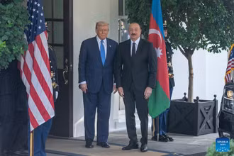 Tổng thống Mỹ Donald Trump chào đón Tổng thống Azerbaijan Ilham Aliyev tại Nhà Trắng, ngày 8/8/2025. (Ảnh: Xinhua)