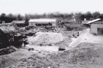 Công trường xây dựng Nhà máy Đèn Bờ Hồ năm 1892. (Ảnh: EVNHANOI)