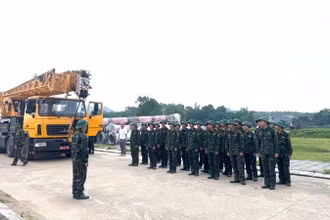 Quân khu 2 đã điều động lực lượng và vật lực hỗ trợ thi công Dự án Đường dây 500 KV Lào Cai-Vĩnh Yên. (Ảnh: LÊ CHI)