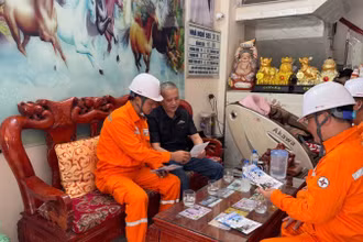 Ngành điện thực hiện tuyên truyền với khách hàng sử dụng điện. (Ảnh: LÊ CHI) 