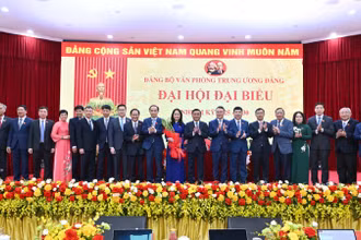 Thường trực Ban Bí thư Trần Cẩm Tú tặng hoa, chúc mừng Ban Chấp hành Đảng bộ Văn phòng Trung ương Đảng nhiệm kỳ 2025-2030. (Ảnh: THỦY NGUYÊN)