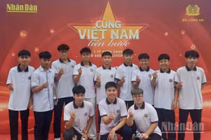 Học sinh Cao Bằng tham dự chương trình đi bộ "Cùng Việt Nam tiến bước" năm 2025.