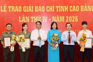 Lãnh đạo tỉnh Cao Bằng trao giải cho các tác phẩm đoạt giải A. (Ảnh: Báo Cao Bằng)