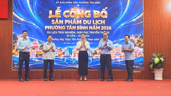 Các đại biểu thực hiện nghi thức công bố sản phẩm du lịch trên địa bàn phường Tân Bình. (Ảnh: TUYẾT HOÀNG)