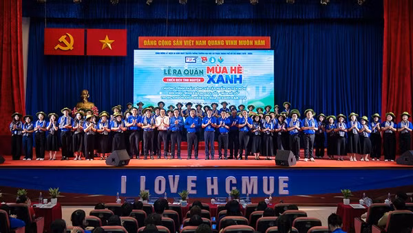 Đại biểu và khách mời chụp ảnh lưu niệm cùng đội trưởng và đội phó các đội hình sinh viên tình nguyện Mùa hè xanh. (Ảnh: Thanh Hải)