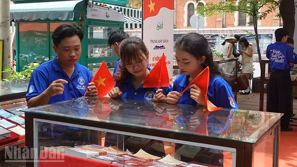 Nhiều bạn trẻ đến xem triển lãm sách trong dịp lễ 2/9 tại Đường sách Thành phố Hồ Chí Minh. (Ảnh: LINH BẢO)