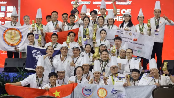Hội Đầu bếp chuyên nghiệp Sài Gòn vui mừng khi giành cúp vô địch toàn đoàn tại Battle of the Chefs 2026. (Ảnh: Hội Đầu bếp chuyên nghiệp Sài Gòn cung cấp)