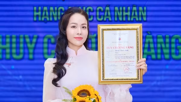 Ca sĩ, diễn viên Nhật Kim Anh với huy chương vàng cho vai Thắm trong vở Cuốn truyện bị đốt. (Ảnh: Sân khấu kịch Hồng Vân cung cấp).