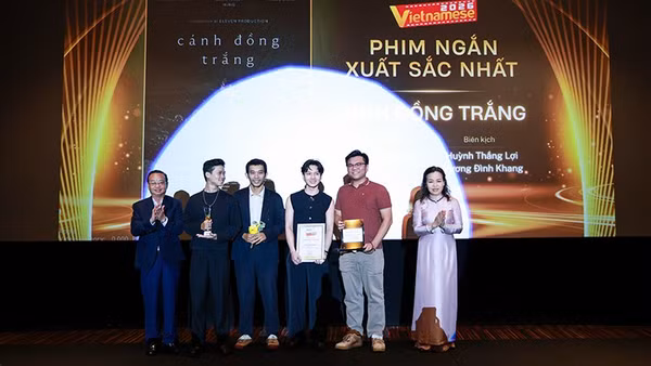 Trao giải Phim ngắn xuất sắc nhất cho tác phẩm Cánh đồng trắng. (Ảnh: Ban tổ chức cung cấp)