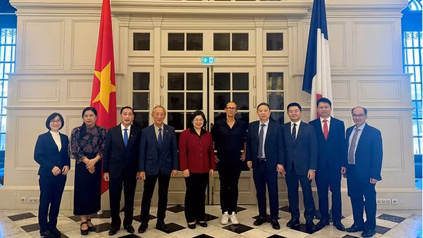 Đoàn công tác Thành ủy Thành phố Hồ Chí Minh gặp ông Anthony Gonçalves, Phó Thị trưởng thành phố Marseille (thứ 5 từ phải sang). (Ảnh: Đoàn công tác cung cấp)