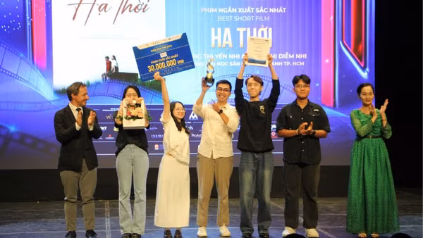 Trao giải Phim ngắn xuất sắc nhất cho bộ phim Hạ thời. (Ảnh: THÙY TRANG).