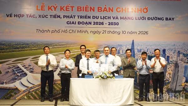 Hai bên thực hiện nghi thức ký kết bản ghi nhớ. (Ảnh: LINH BẢO)