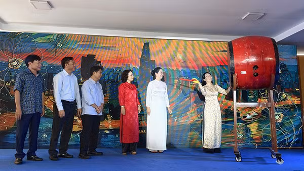 Bà Trần Thị Diệu Thúy, Phó Chủ tịch Ủy ban nhân dân Thành phố Hồ Chí Minh đánh trống khai mạc Ngày thơ Việt Nam năm 2026 tại Thành phố Hồ Chí Minh. (Ảnh: Minh Hòa).