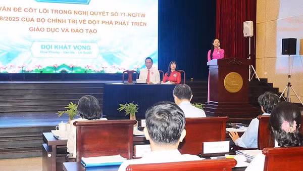 Các thí sinh đang thực hiện phần thi trong Vòng chung kết xếp hạng. (Ảnh: MINH THÀNH)