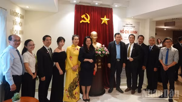 Các đại biểu chụp ảnh lưu niệm tại Không gian văn hóa Hồ Chí Minh ở Hotel Grand Saigon. (Ảnh: LINH BẢO)