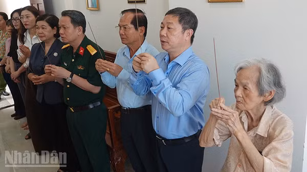 Đoàn lãnh đạo Thành phố Hồ Chí Minh thắp hương tưởng niệm đồng chí Nguyễn Thị Minh Khai. (Ảnh: LINH BẢO)