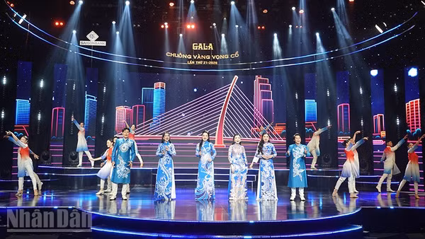 Các nghệ sĩ trong chương trình Gala Chuông vàng vọng cổ tối 30/8. Từ cuộc thi này, nhiều giọng ca triển vọng đã thành danh trên sân khấu cải lương thành phố. (Ảnh: Linh Bảo)