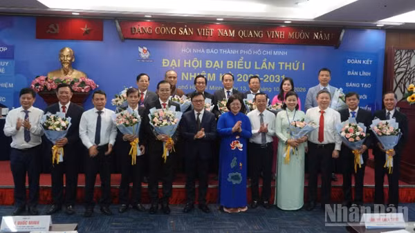 Đồng chí Lê Quốc Minh, Ủy viên Trung ương Đảng, Tổng Biên tập Báo Nhân Dân, Phó Trưởng ban Tuyên giáo Trung ương, Chủ tịch Hội Nhà báo Việt Nam; đồng chí Văn Thị Bạch Tuyết, Phó Bí thư Thành ủy Thành phố tặng hoa chúc mừng Ban chấp hành Hội Nhà báo thành phố khóa 1, nhiệm kỳ 2026-2031. (Ảnh: LINH BẢO)