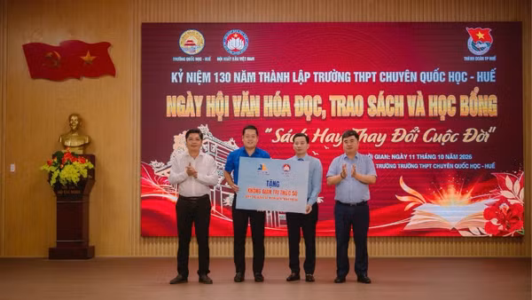 Đại diện Công ty Cổ phần Thư viện số Việt Nam trao tặng Không gian tri thức số cho Thành Đoàn Huế. (Ảnh: ViLIB cung cấp)