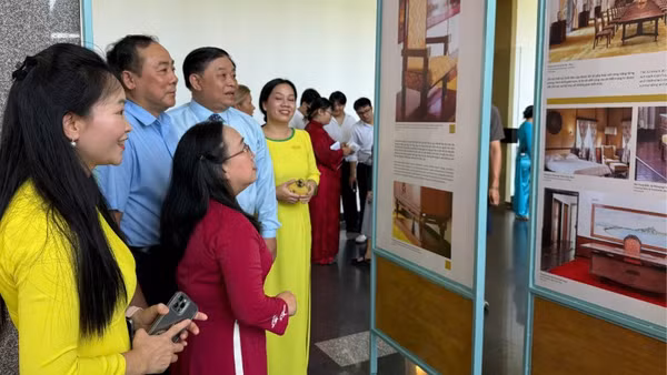 Các đại biểu tham quan triển lãm. (Ảnh: Ban tổ chức cung cấp)