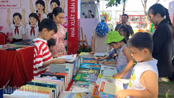 Các em nhỏ đọc sách tại khu vực đường sách Vũng Tàu trong sự kiện Hội sách thiếu nhi Thành phố Hồ Chí Minh lần VI-2026. (Ảnh: LINH BẢO)